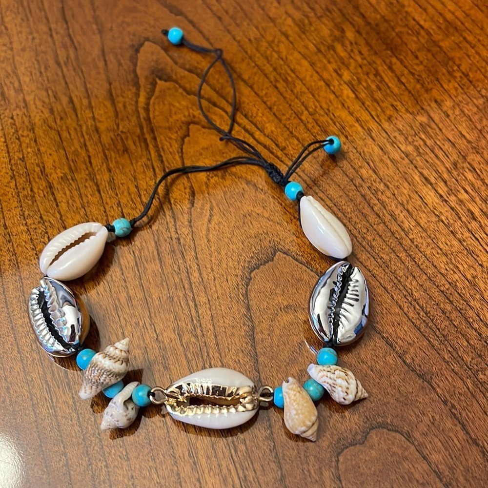 NWOT shell adjustable bracelet. Metallic gold / silver / cream turquoise beads